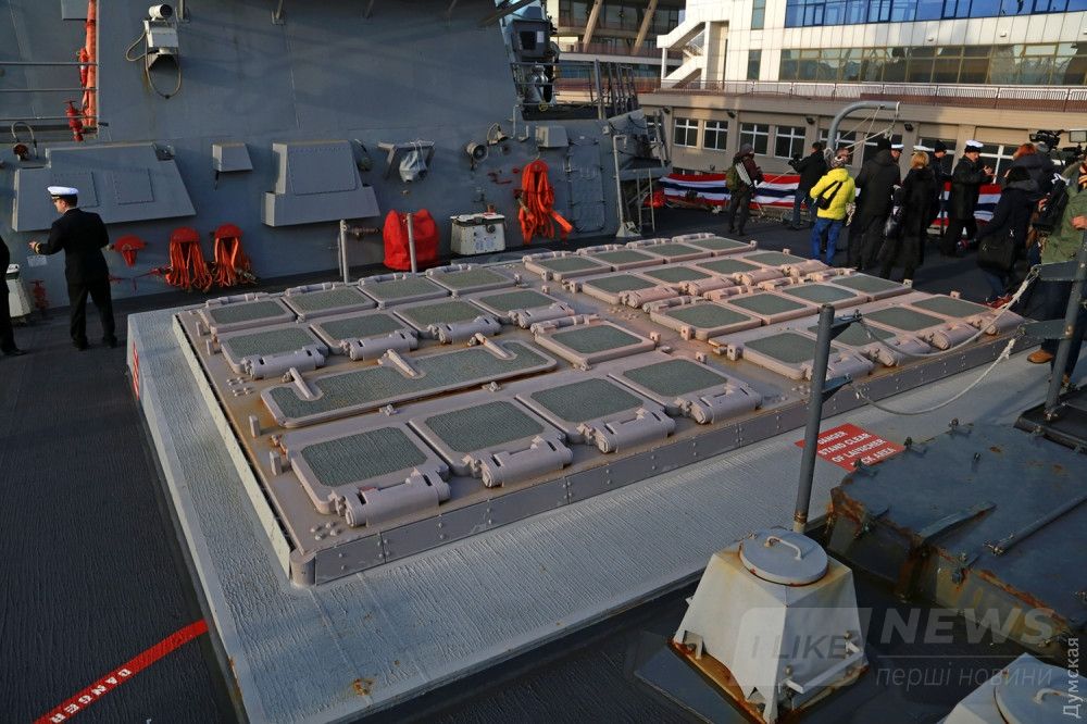 Шахты для запуска ракет в носовой части корабля