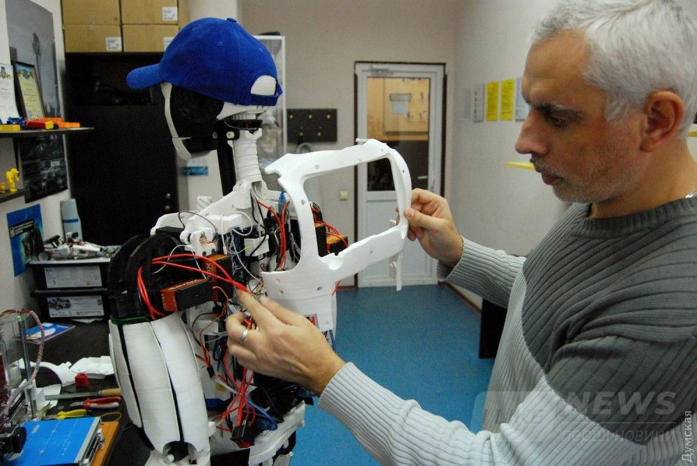 Составные части проектируют при помощи специальных программ и печатают на 3D-принтере. Это - верхняя часть спины с гнездом для планшета, который управляет роботом 