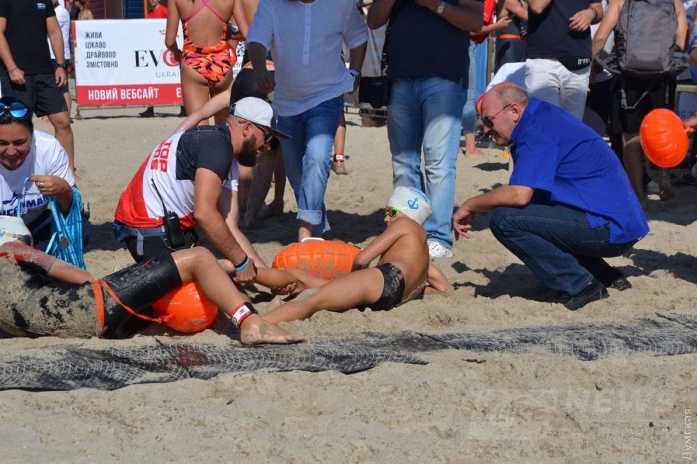 Обидно получить травму на суше уже после заплыва, но ничего - до свадьбы заживет!