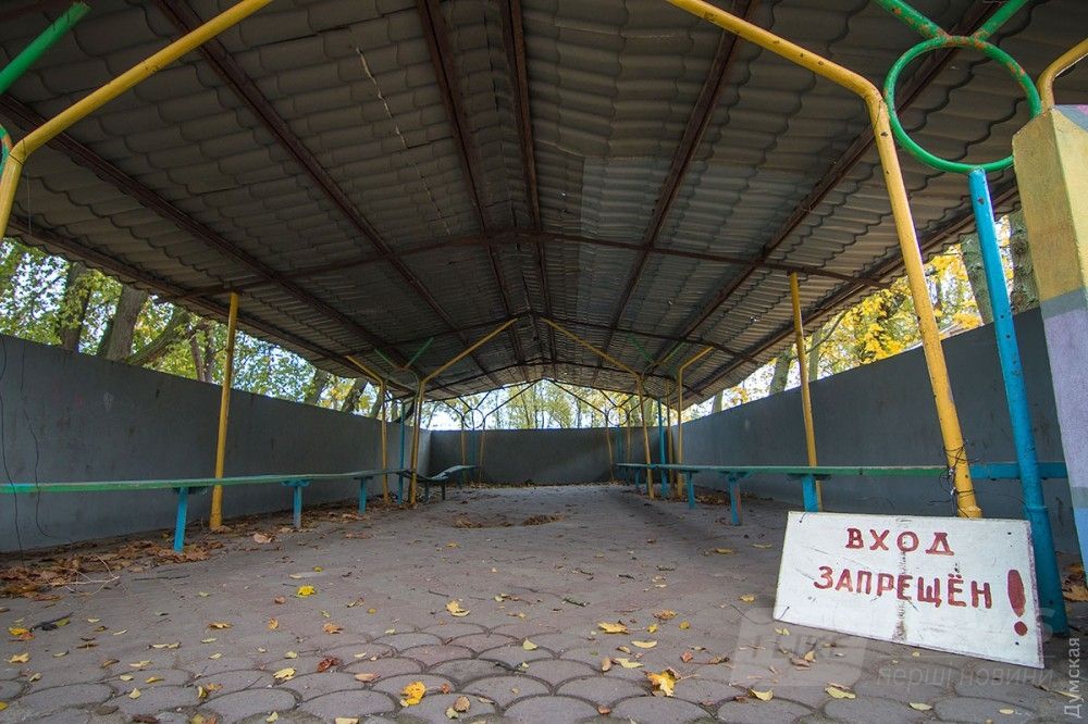 Летняя беседка проваливается под землю