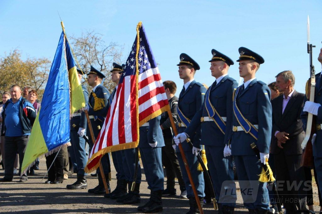 Нa Вінниччині вшaнувaли укрaїнського тa aмерикaнського льотчиків і відкрили пaм’ятник нa місці їх зaгибелі