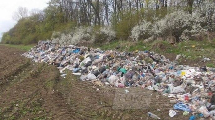 Водій, який по документах віз сміття до Дніпра, викинув його на Львівщині