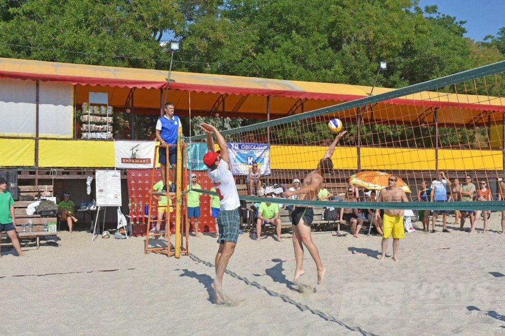 Капитан команды "Думской" Юрий Басюк ловко отразил подачу соперника