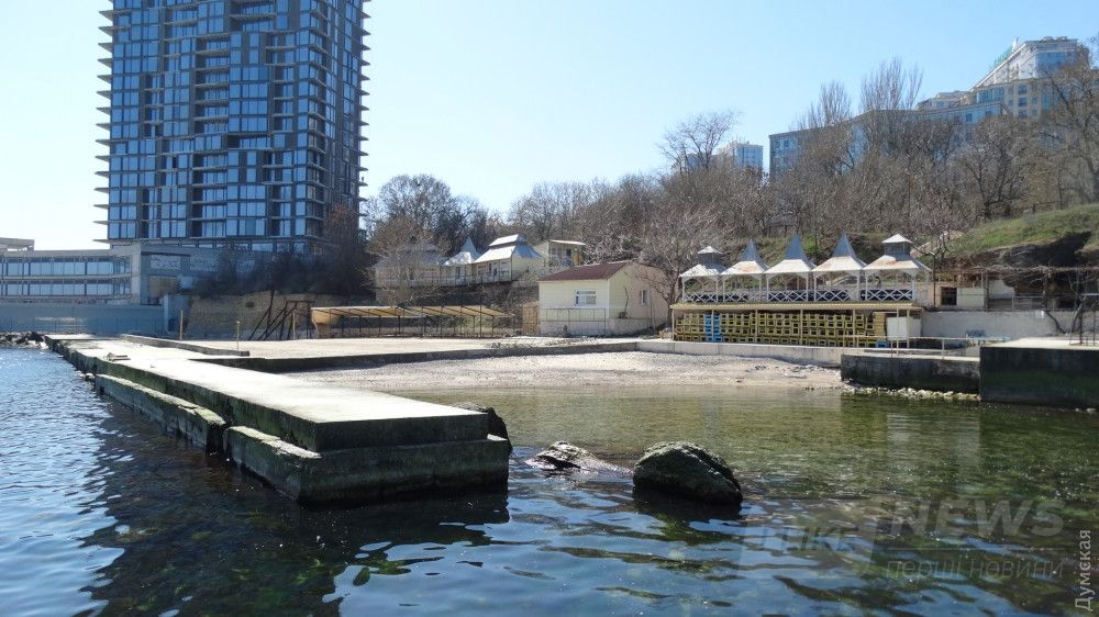 Пляж санатория СБУ "Одесса" с видом на 24-этажный комплекс