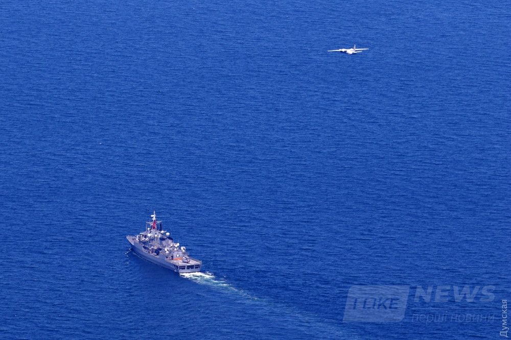 Украинский Ан-26 над турецким фрегатом "Тургутрейс"