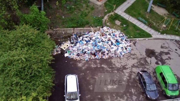 Вулиця Стеценка станом на початок травня-2017. Тут сміття не вивозили більше двох місяців