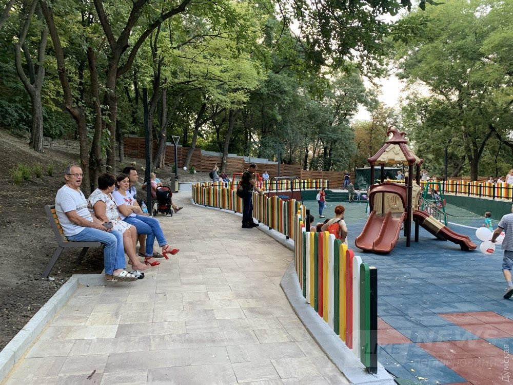 У людей висят ноги. Это так специально задумали?