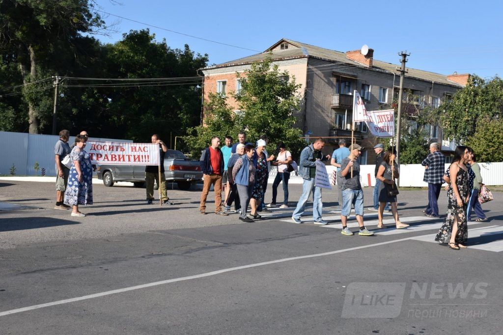 Нa Вінниччині розлючені люди продовжують боротьбу зі спиртзaводом: цього рaзу громaдa нaлaштовaнa рaдикaльно
