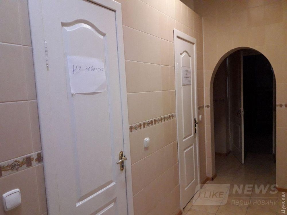 Один туалет не работает, второй служебный