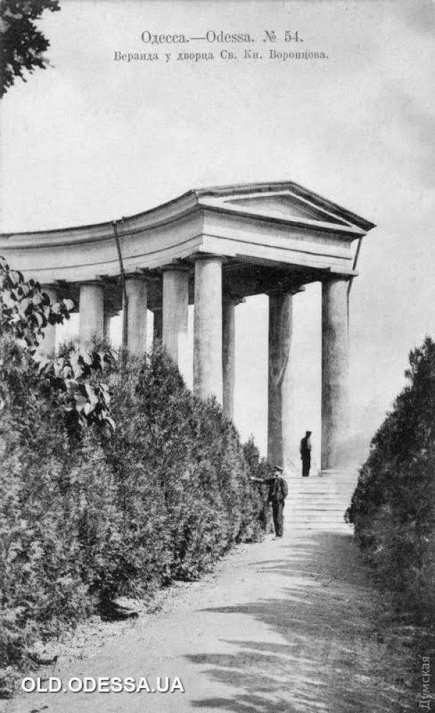 1913-й год. Видна организованная система водостока - водосборные воронки, желоба и сливные трубы. Воронки портили вид, но отводили 