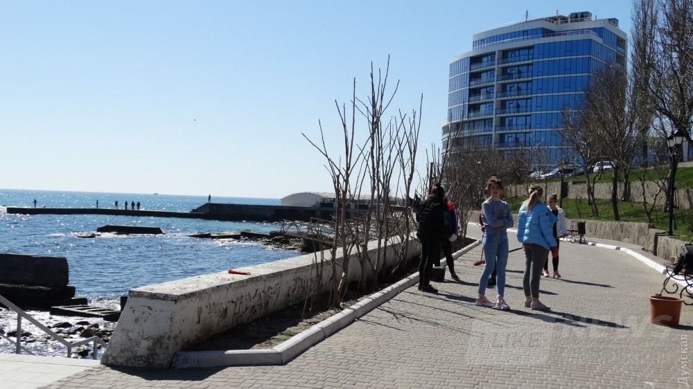 Студенты на субботнике в среду