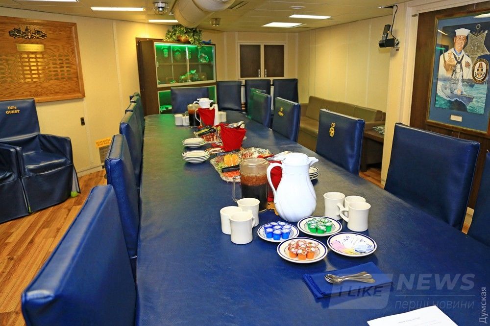 Кают-компания. У каждого офицера свое место, причем командир сидит не во главе стола, а по центру. Отдельно стоят кресла для гостей