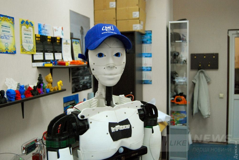 Скульптор Гаэль Ланжво создал очень обаятельного робота, не правда ли? 