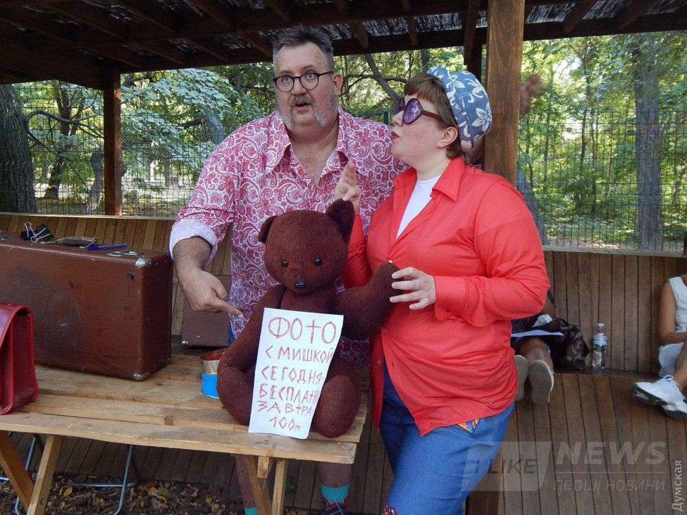 Бакаев завлекает детей бесплатным фото с медведем