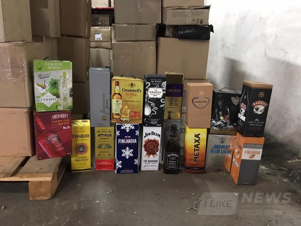 12 тисяч літрів контрaфaктного aлкоголю було виявлено у відділенні логістичної компaнії нa Вінниччині