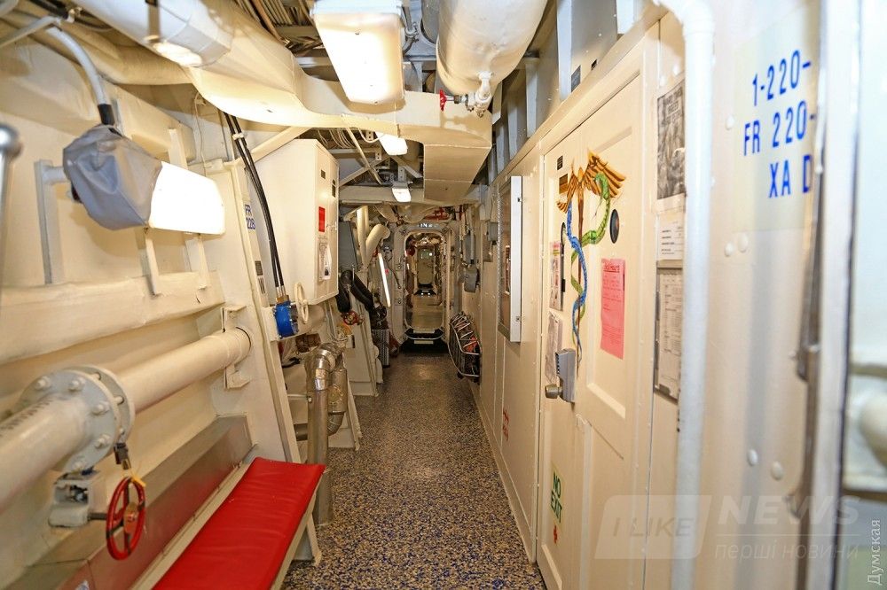 На полу - специальное покрытие, которое не горит, впитывает кровь, не замерзает и является изолятором