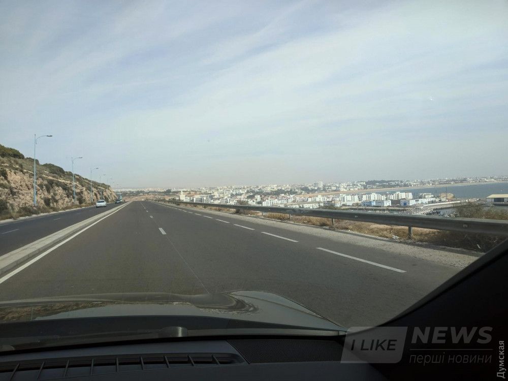 Марокко. Обычная дорога в городе Агадир. Можно позавидовать