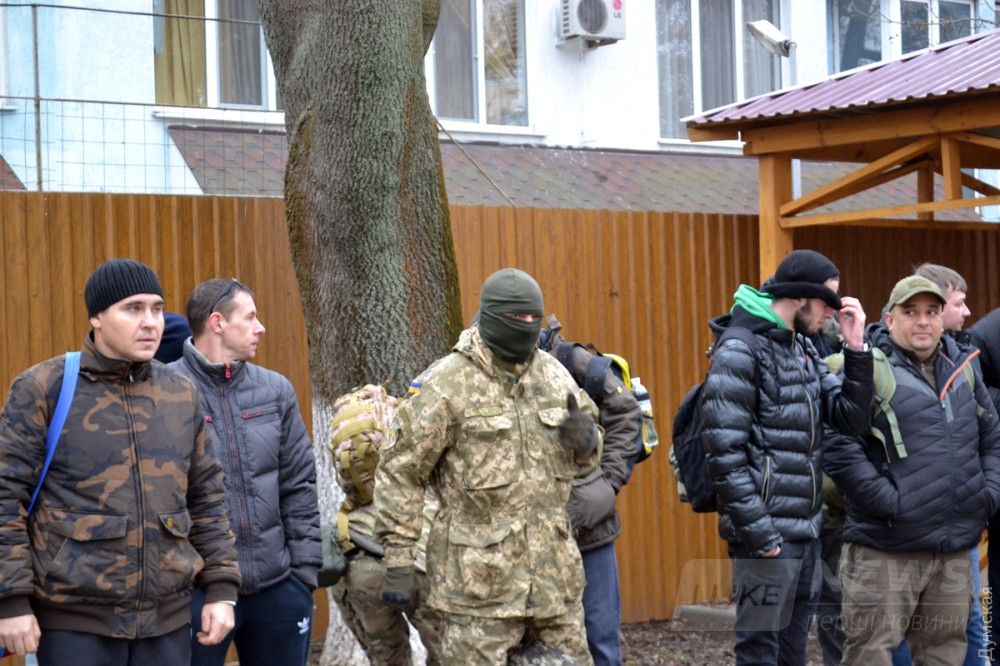 В балаклаве - скандально известный одесский активист В.Г. Шифруется...