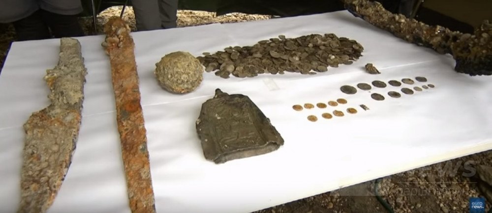 Улов венгерских кладоискателей, скриншот с сайта www.euronews.com