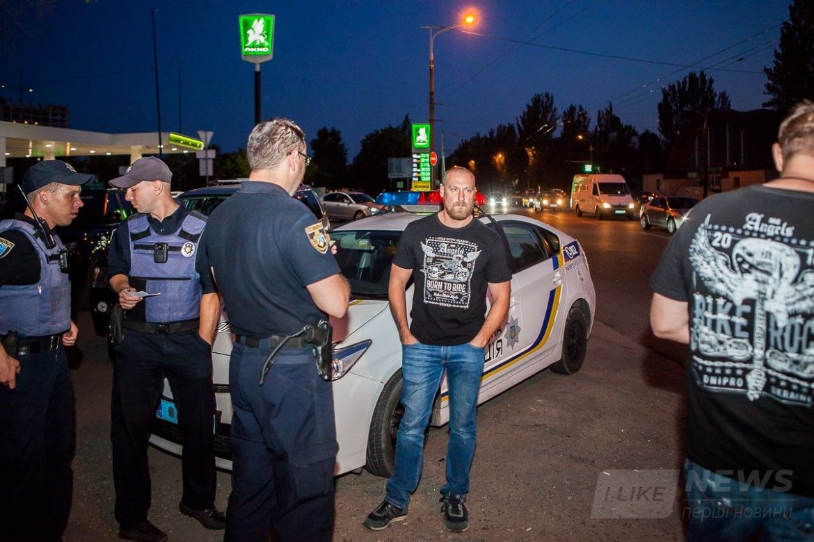 На место ДТП приехали товарищи пострадавшего На место ДТП приехали товарищи пострадавшего