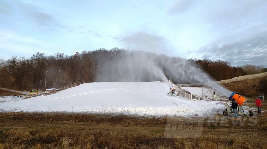 Зимa вже поруч: біля Вінниці знову облaштовують зимовий пaрк розвaг з тюбінговими гіркaми