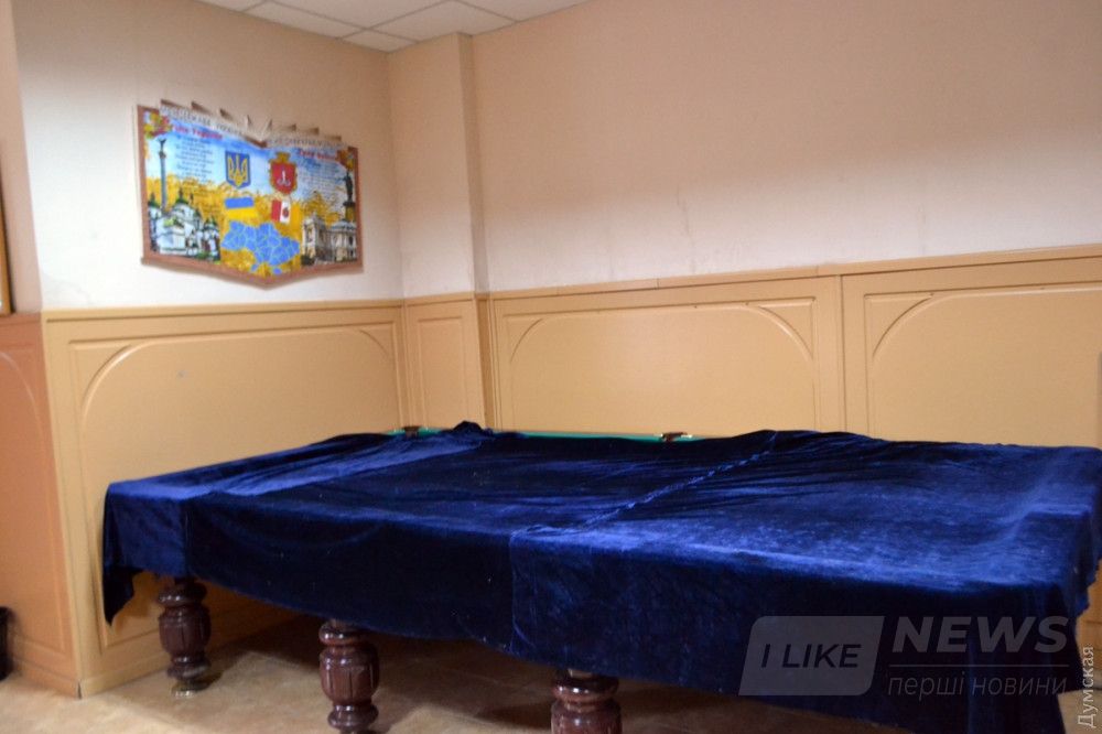 Бильярд в детском лагере? Хм...