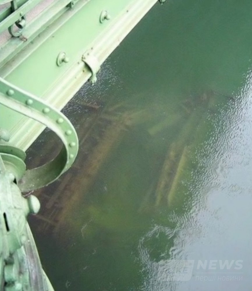 сквозь воду просматриваются обломки моста Франца Иосифа