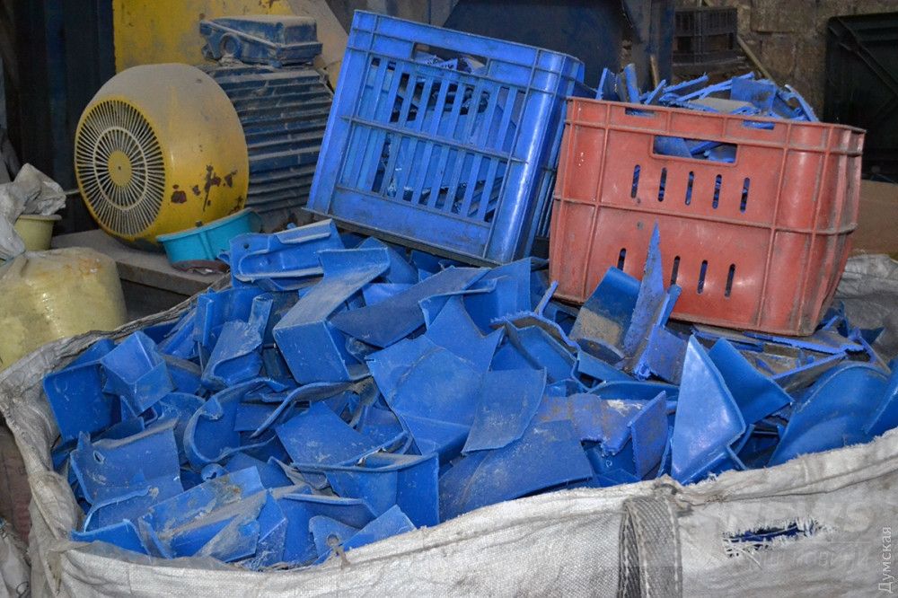 Машина ломает грубый пластик на примерно одинаковые куски
