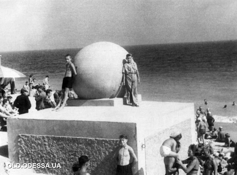 ÐÐ´ÐµÑÑÐ°, Ð½Ð° Ð¿Ð»ÑÐ¶Ðµ ÐÐ°Ð½Ð¶ÐµÑÐ¾Ð½Ð°, ÑÐ¾ÑÐ¾Ð³ÑÐ°Ñ Ð­Ð»ÐµÐ¾Ð½Ð¾ÑÐ° ÐÐ¸ÑÐ°Ð»ÑÐµÐ²Ð½Ð° Ð¡ÐµÐ¼ÐµÐ½ÑÐº, 1957 Ð³Ð¾Ð´. Ð¤Ð¾ÑÐ¾: viknaodessa.od.ua