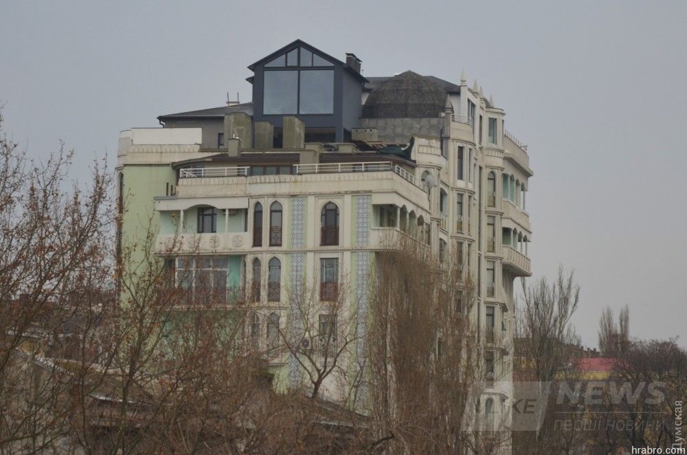 Еще один карлсон избрал своим местом обитания крышу нового жилкомплекса "Шах-наме" на Военном спуске. Оказывается, и так можно делать