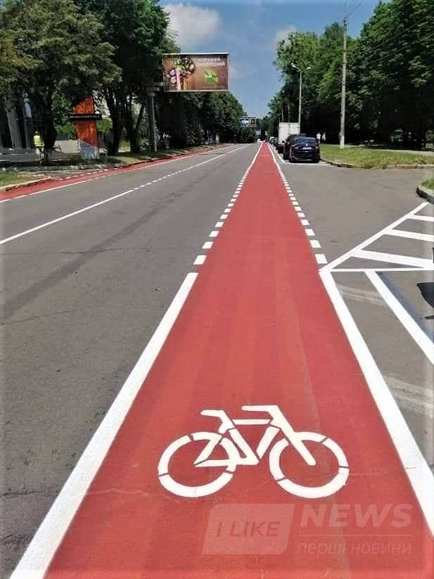 У Вінниці вибоїни на велодоріжках теж зафарбували червоним (ФОТО)