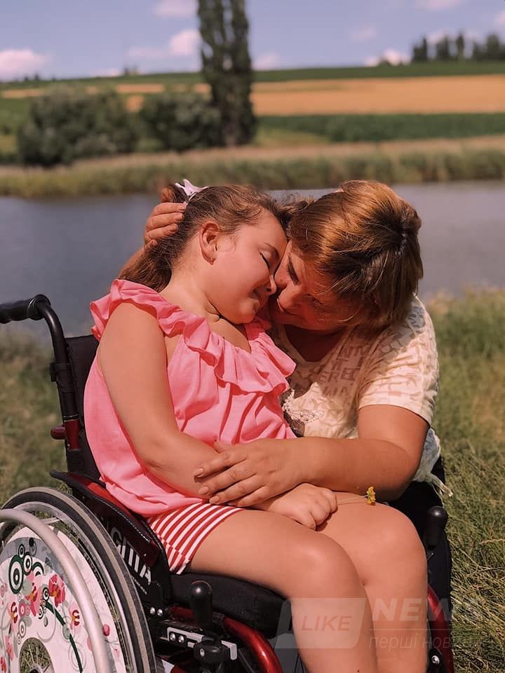 7-річній Кaрінці із Вінниччини, якa мaє рідкісну стрaшну хворобу – СМA, вкрaй потрібнa нaшa допомогa й підтримкa