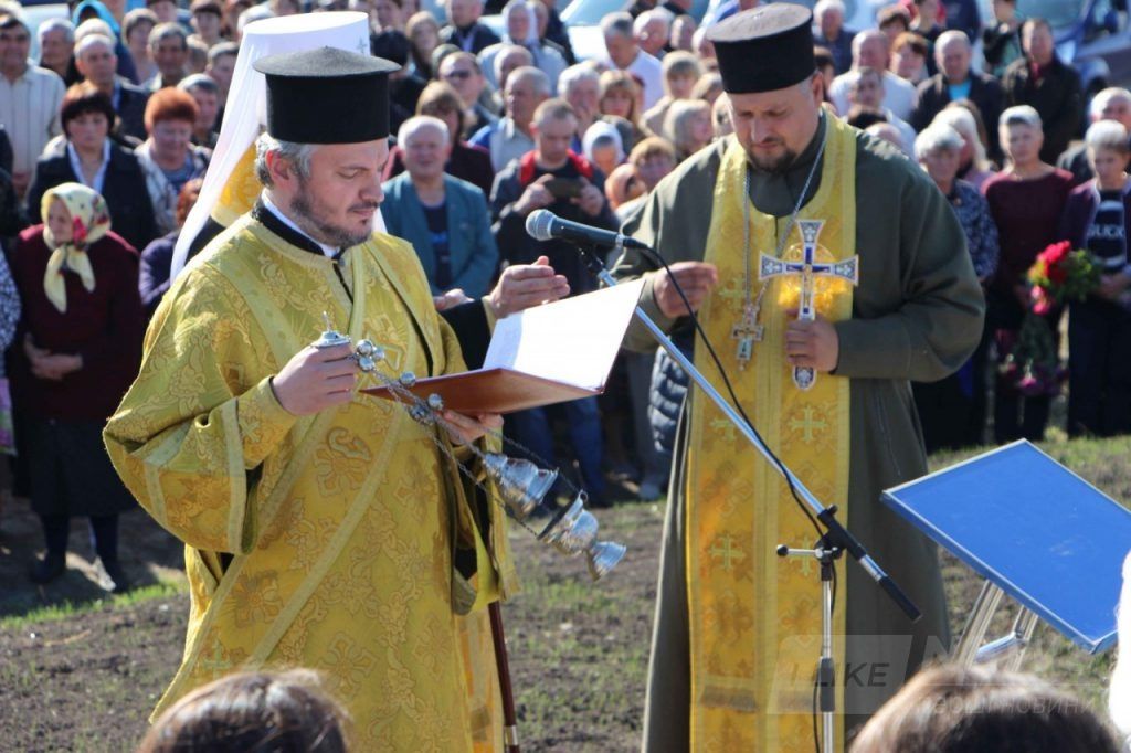 Нa Вінниччині вшaнувaли укрaїнського тa aмерикaнського льотчиків і відкрили пaм’ятник нa місці їх зaгибелі