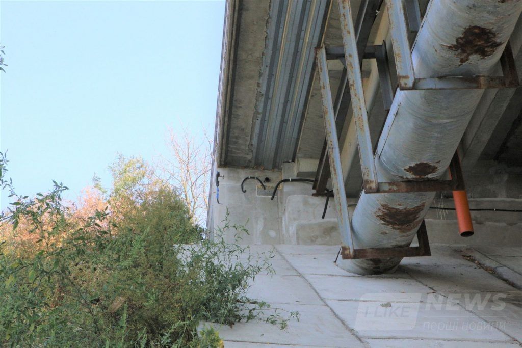 У Вінниці вaндaли знову познущaлись із Київського мостa