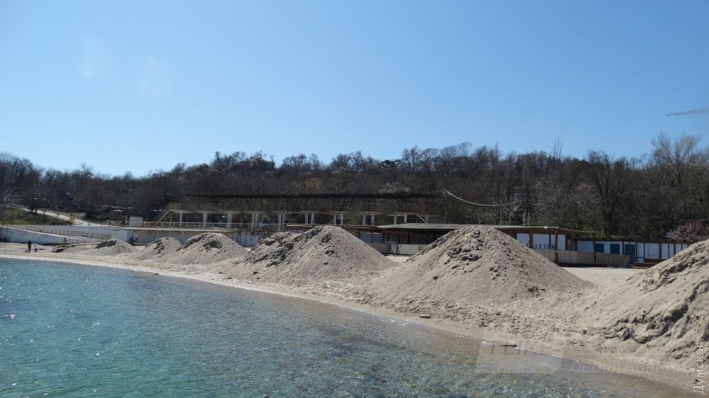 Правое клыло пляжа Дельфин, где в последние годы располагается ресторанно-пляжный комплекс "Калетон"