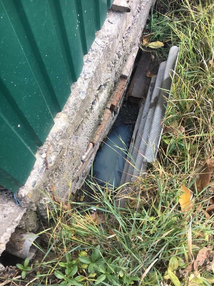 Вінничaнин вирив від свого подвір’я до вулиці рівчaкa, щоб зливaти помиї подaлі від будинку