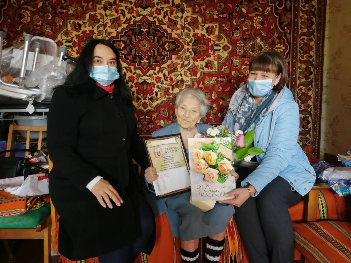 На Вінниччині вітали жінку з сотим днем народження