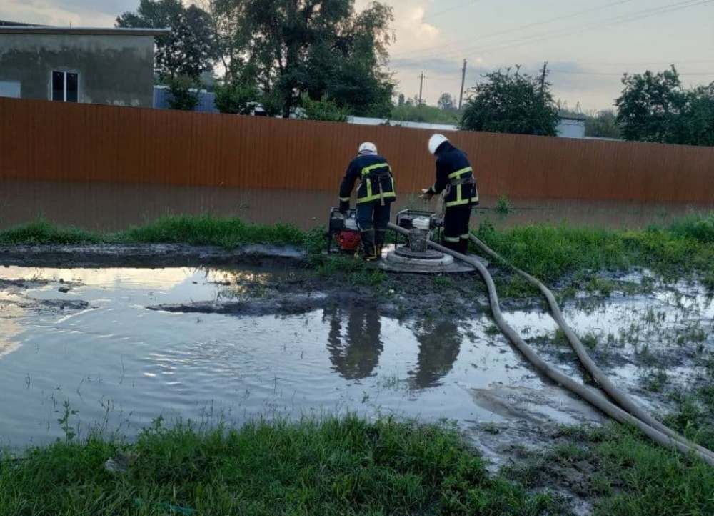 Рятувaльники допомaгaють одеситaм боротися з нaслідкaми негоди (ФОТО)