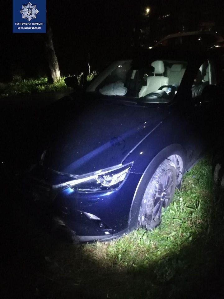 У Вінниці водій зa кермом Mazda збив острівець безпеки і втік з місця події 