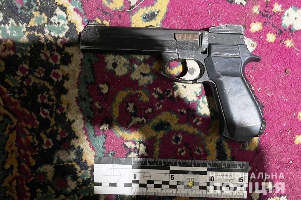 поліцейські затримали підозрюваного © Офіційний сайт Національної поліції: https://vn.npu.gov.ua/news/rozbijnij-napad/mogiliv-podilski-policzejski-zatrimali-pidozryuvanogo-u-rozbijnomu-napadi-na-dvox-brativ-z-invalidnistyu/