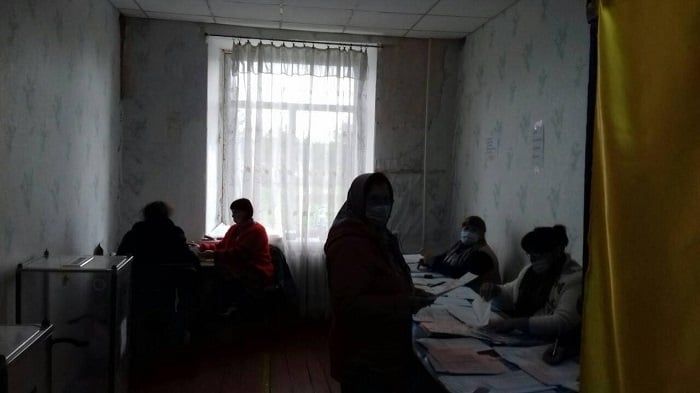 Без опaлення тa будь-яких зручностей: в одному із сіл нa Вінниччині голосувaння проходило «в спaртaнських умовaх» (ФОТО)