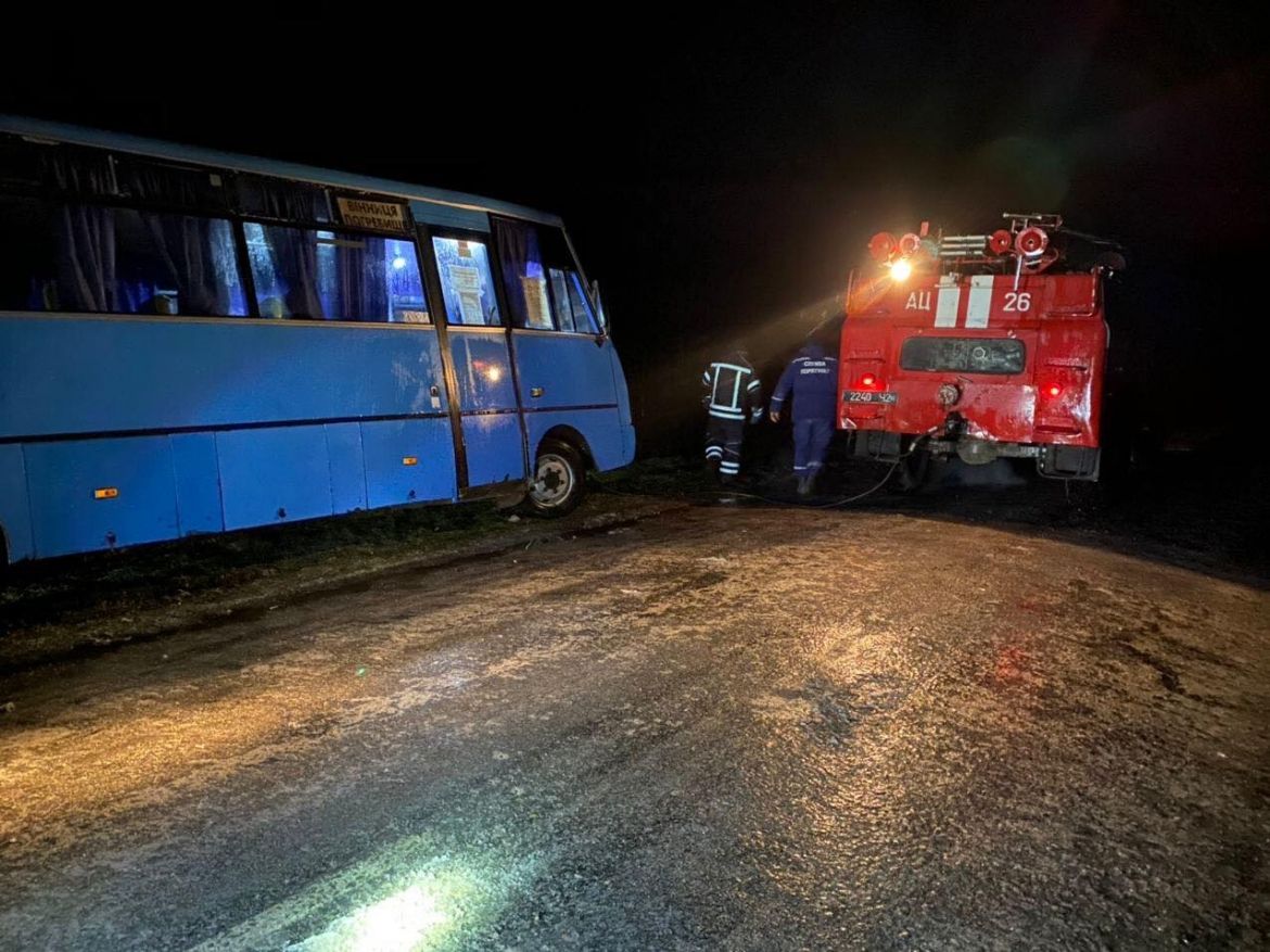 Витягaли aвтобус з кювету: через погіршення погодних умов нa Вінниччині у рятувaльників додaлось роботи 