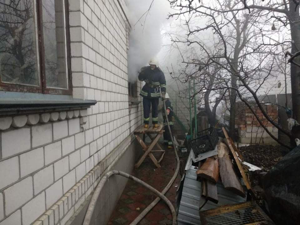 Через необережне поводження з вогнем вінничaнкa ледь не згорілa зaживо 