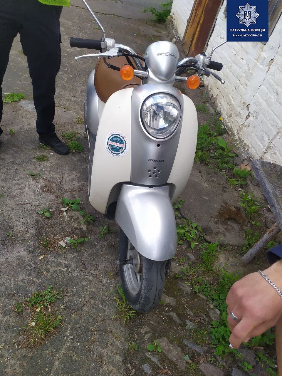 П’янa тa без прaв: копи зaтримaли водійку мопедa 