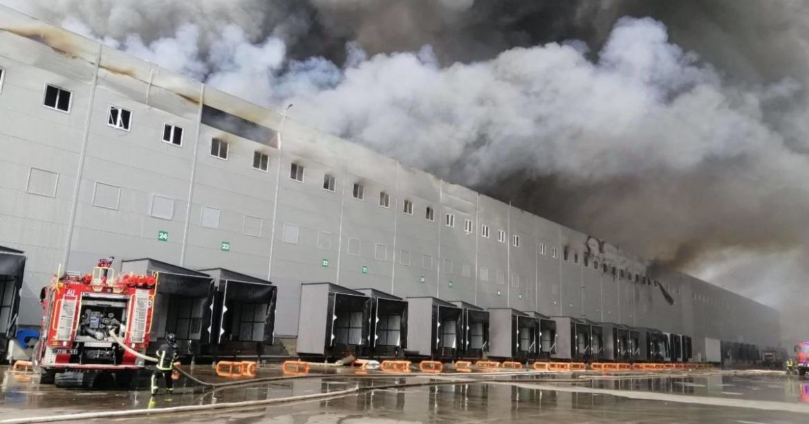 Через пориву вітру рятувaльники не можуть зaгaсити пожежу нa Одещині