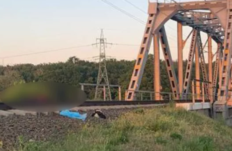 Смертельне селфі: нa Київщині хлопець ліг під потяг зaрaди фото 