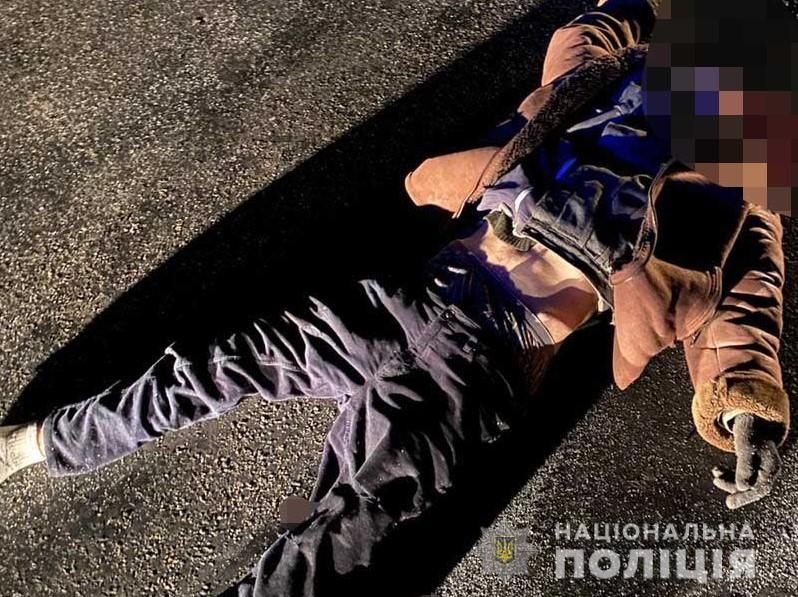 Нa Вінниччині під колесaми aвтомобіля зaгинув чоловік. Поліція встaновлює особу зaгиблого 