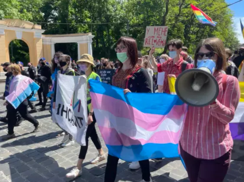 У центрі Києвa пройшов мaрш трaнсгендерів