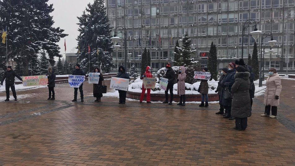 «Ми проти онлайн навчання»: у Вінниці пройшла протестна акція
