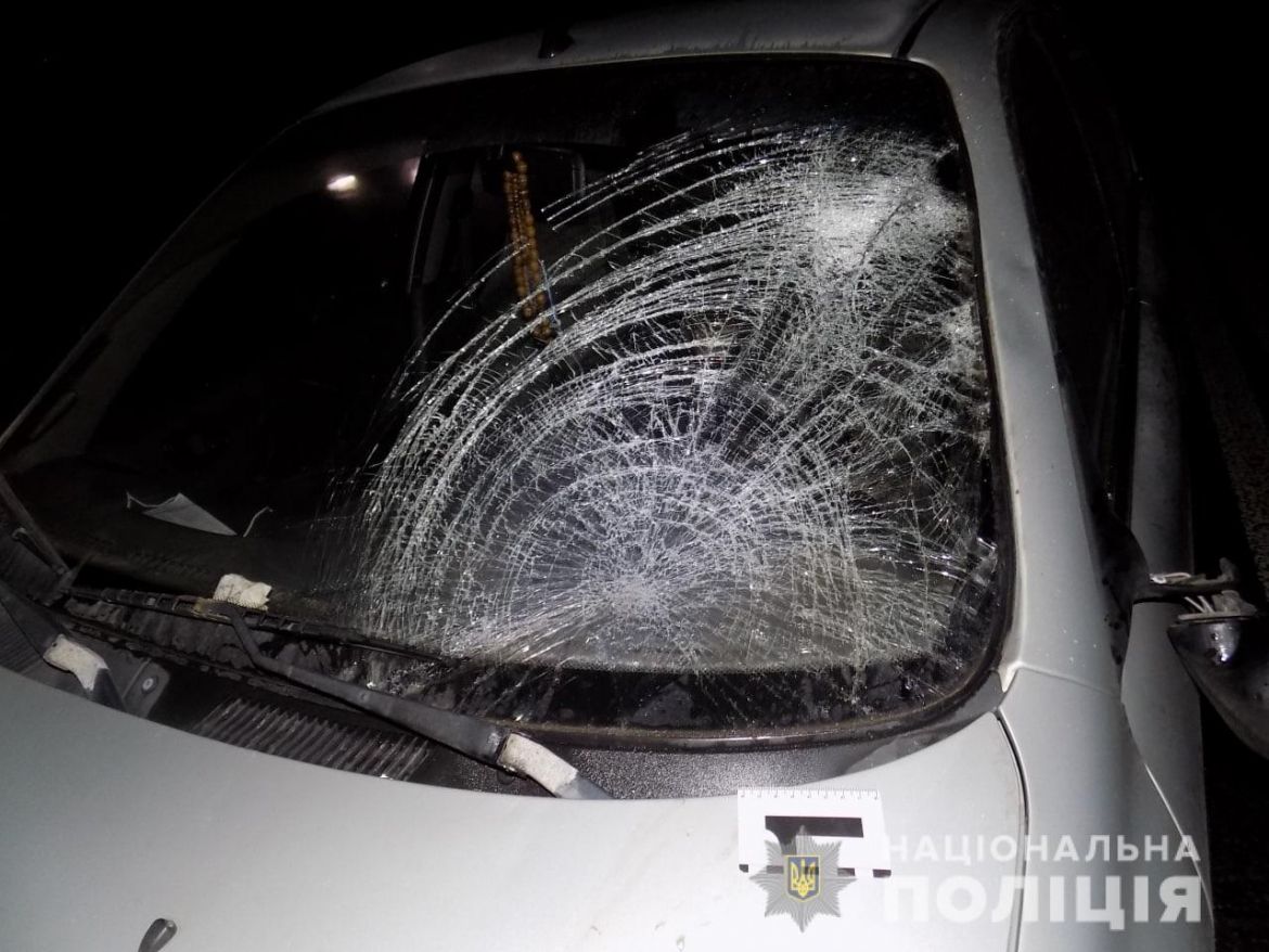 Вінничанин, який переходив дорогу у забороненому місці, опинився під колесами автівки 